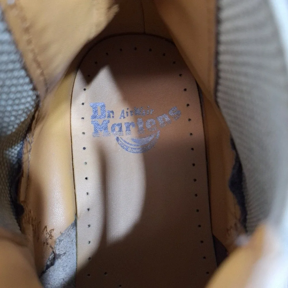 Dr. Martens Chelsea Boots Mens 9 Beige Parchment Leather Pull On Boots 26860292